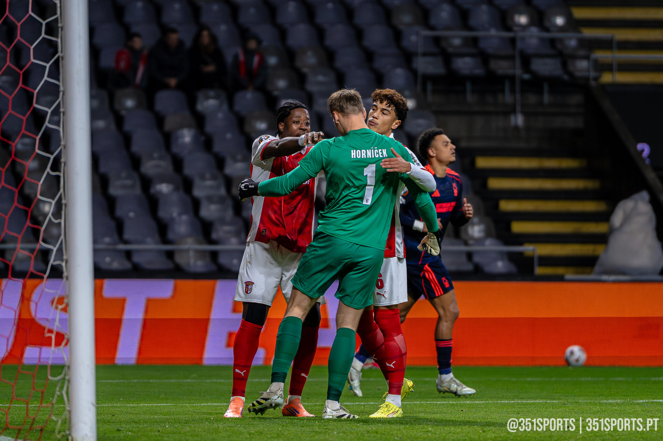 SC Braga vence o Nottingham Forest numa noite dura e chuvosa de Liga Europa