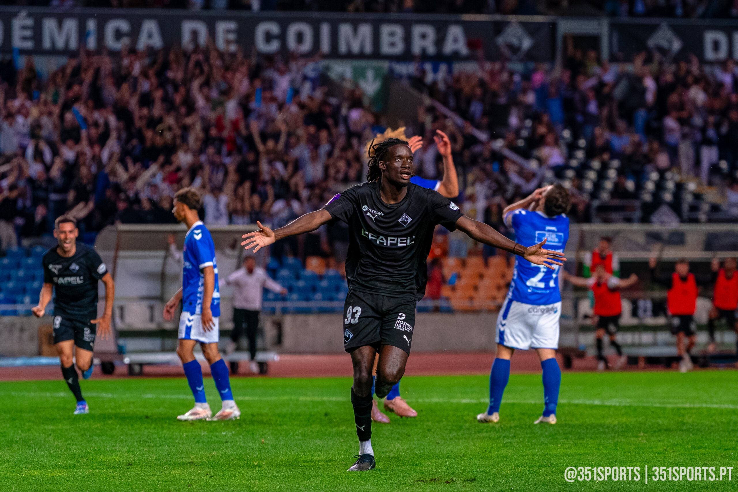 Académica vence os Belenenses em noite histórica em Coimbra